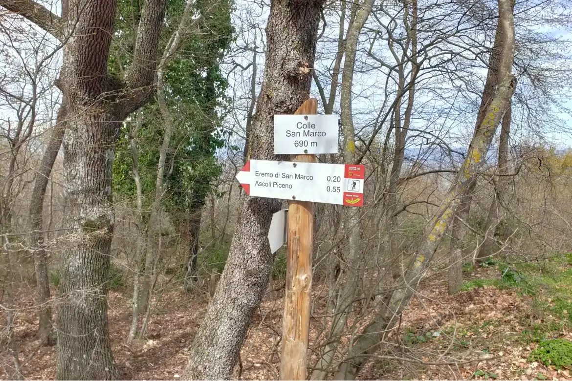 indicazioni del sentiero per raggiungere l'eremo di san marco a colle san marco provincia di ascoli piceno