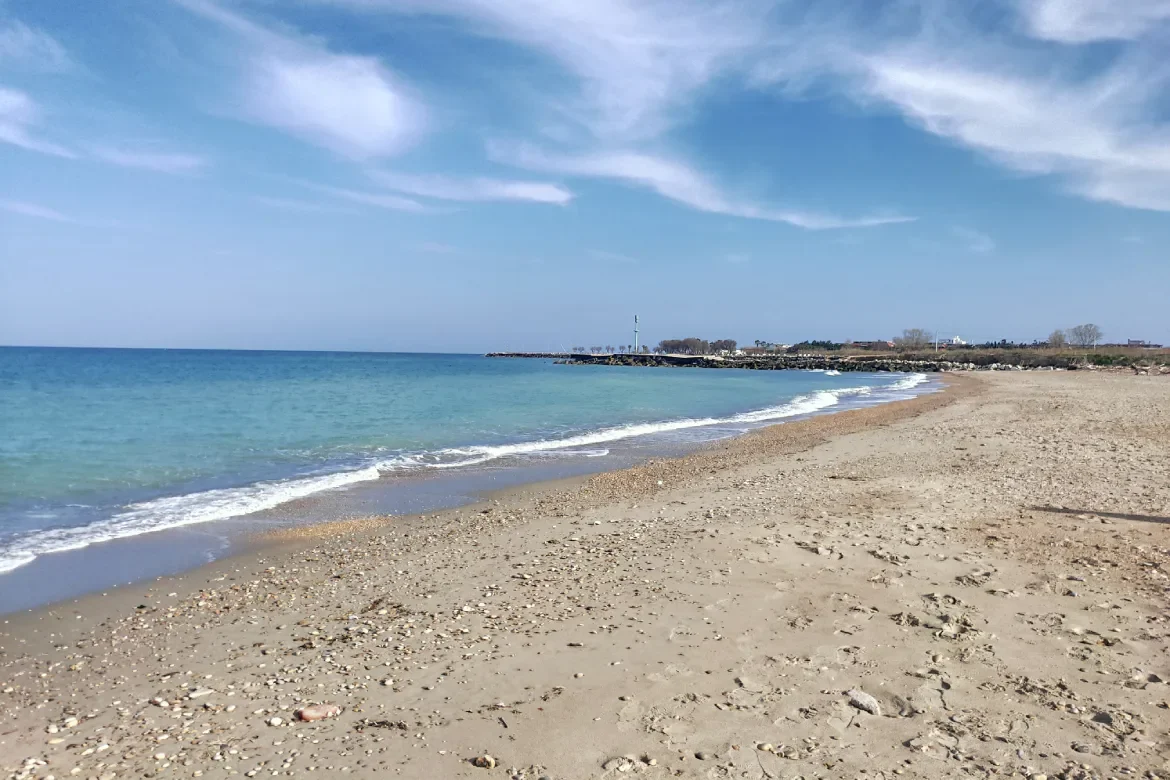 litorale costiero della riserva naturale regionale sentina verso foce del fiume tronto