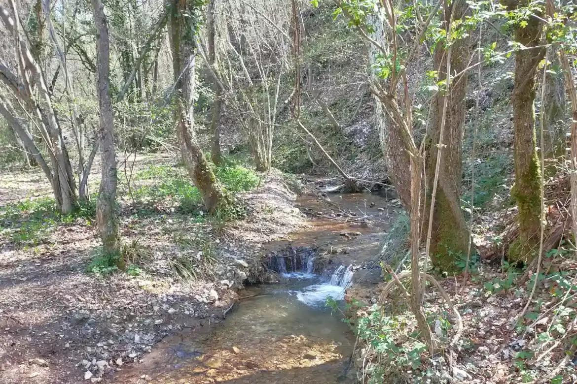 corso d'acqua lungo il percorso per arrivare alla gola di jana