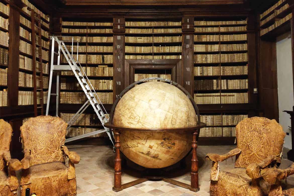 sala del mappamondo della biblioteca di fermo