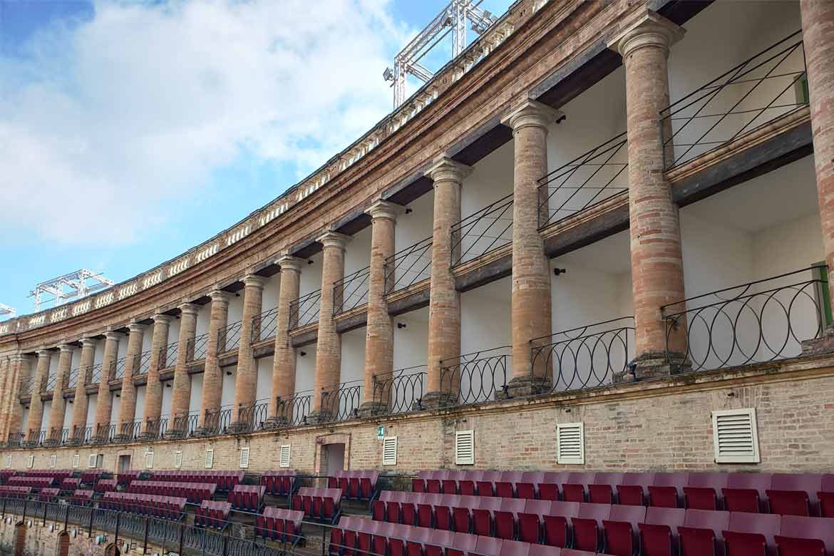 particolare delle colonne dello sferisterio di macerata